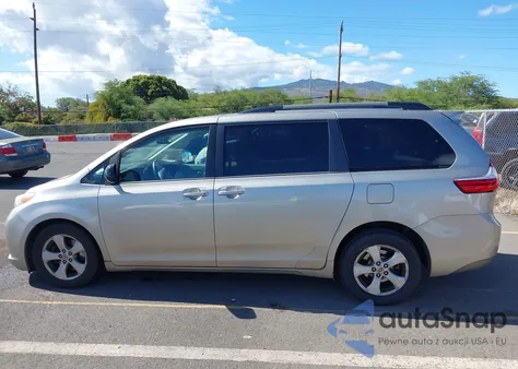 2016 Toyota Sienna Le 8 Passenger z USA, uszkodzony, nr VIN 5TDKK3DC3GS735927